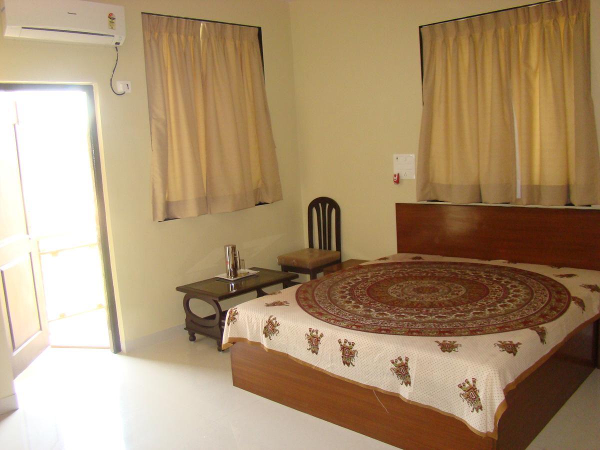 Отель Hira Laxmi Residency Алибаг Экстерьер фото
